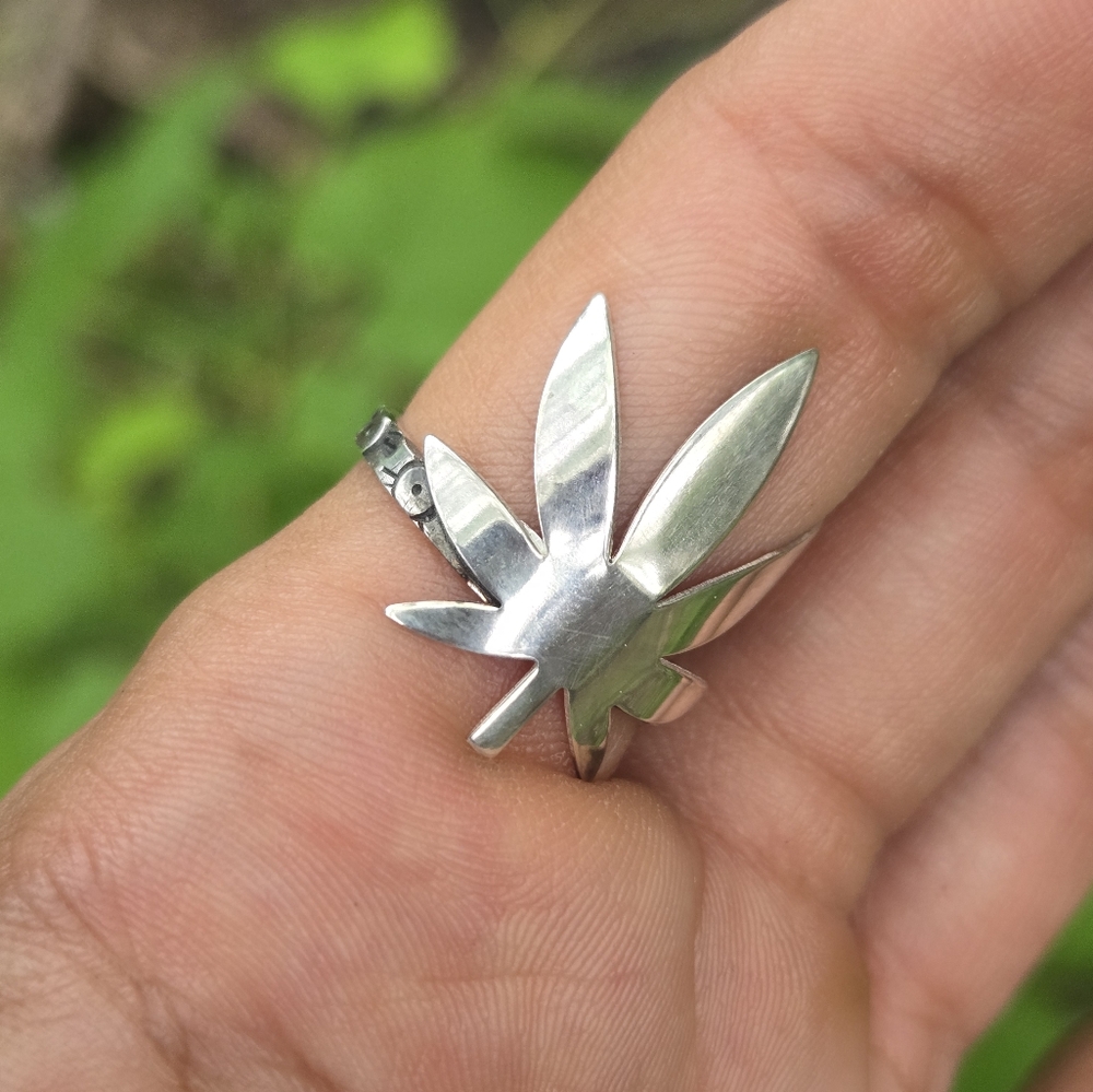 Weed leaf ring